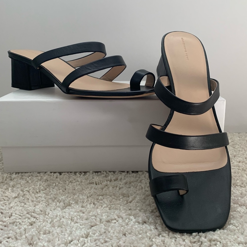 Size 10 Something Navy Carly Sandal